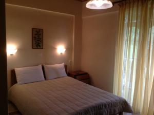 A bed or beds in a room at Guesthouse Lamprini