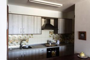 A kitchen or kitchenette at Beachfront & Sunny Apartment Los Gigantes Még 2 kép