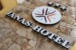 Janas Hotel في فيلاسيميوس: لافته للمطعم عليه شجرة