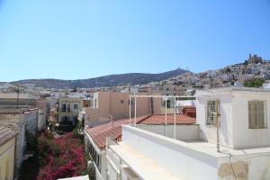 vistas a la ciudad desde el techo de un edificio en OIKO MINI SUITES en Ermoupoli