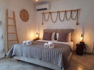 1 dormitorio con 1 cama con 2 toallas en Janakos View Apartment with Private Pool, en Glinado Naxos