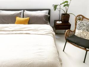 1 cama con almohada amarilla y silla en The Birch Studio - BOUTIQUE ACCOMODATION - CENTRAL to WINERIES and BEACHES, en Leopold