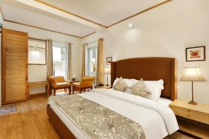 Ein Bett oder Betten in einem Zimmer der Unterkunft The Pinewood, Nainital by Leisure Hotels