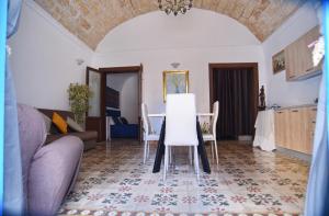 ein Wohnzimmer mit Sofa und Tisch in der Unterkunft L'Arco in Terrasini