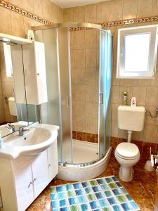 La salle de bains est pourvue d'une douche, de toilettes et d'un lavabo. dans l'établissement Apartments Malinska - apartment 3, à Malinska
