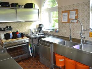 eine Küche mit einer Spüle und einem Herd in der Unterkunft Kraichgauer Haus in Oberreute