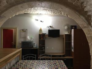 ein Schlafzimmer mit einem Torbogen und einem Bett in einem Zimmer in der Unterkunft Dammuso Raffaello in Scicli