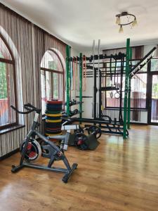 a room with a gym with a exercise bike at Vila Vraja Muntelui in Moieciu de Jos