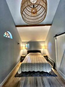 Tempat tidur dalam kamar di Vakantiehuisje op de Veluwe!