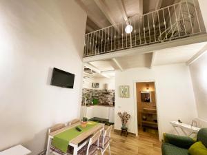 salon z zielonym stołem i krzesłami w obiekcie Baglio Reale Apartments w mieście Palermo