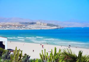 コスタ・カルマにあるApartamentos Fuerteventura Solの人々のいるビーチの景色