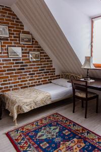 A bed or beds in a room at Karczma Rzym