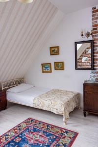 Uma cama ou camas num quarto em Karczma Rzym