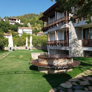 a building with a fountain in the middle of a yard at Akcapinar Korfez Butik Otel in Akyaka