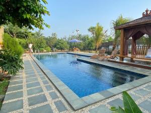 una piscina en un resort en Embay House & Private Pool, en Bogor