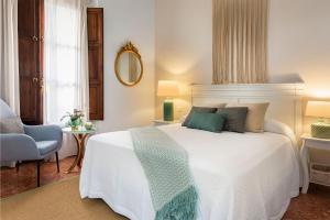 En eller flere senge i et værelse på Genteel Home Alhóndiga Sevilla + 21 billeder