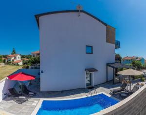 Bazén v ubytovaní Apartment Vedran with Pool alebo v jeho blízkosti