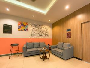 a waiting room with two chairs and a table at Maison life 小居屋 The Loft Imago in Kota Kinabalu