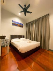 a bedroom with a bed and a ceiling fan at Maison life 小居屋 The Loft Imago in Kota Kinabalu