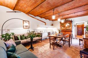 a living room with a couch and a table at Villa Boccaccio in San Gimignano