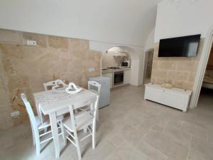 A kitchen or kitchenette at Dimora MareLuna