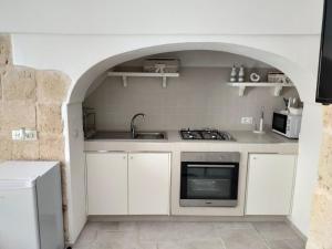 A kitchen or kitchenette at Dimora MareLuna