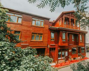 - un grand bâtiment en bois avec un balcon dans l'établissement Acacia Mansion Hotel, à Istanbul
