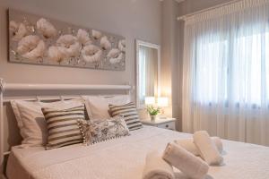 a bedroom with a large white bed with pillows at Villa La Varik 5 in Litochoro