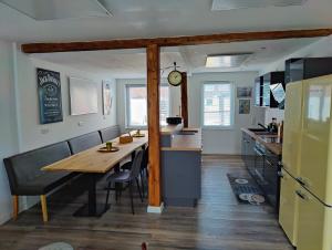 cocina y comedor con mesa y sillas en Neues schönes Ferienhaus mit großer Grillterrasse für 12 Personen im Harz, en Sankt Andreasberg