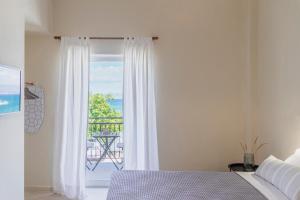 Postel nebo postele na pokoji v ubytování Kamini Apartments