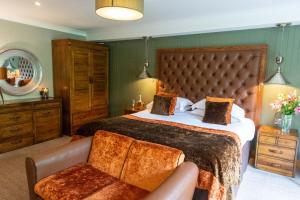 Ein Bett oder Betten in einem Zimmer der Unterkunft Craigmhor Lodge & Courtyard