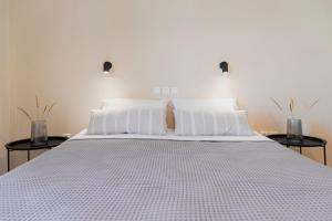 Postel nebo postele na pokoji v ubytování Kamini Apartments