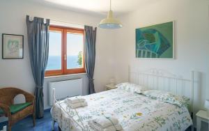 1 dormitorio con cama y ventana en Driùs edodè - b&b affittacamere, en Torraca