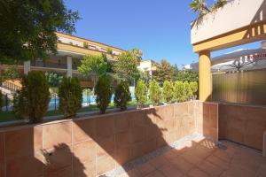 l'ombra di un cane su un muro di fronte a un edificio di Varios apartamentos Romana Playa Elviria a Marbella