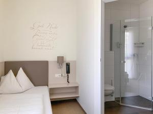 Koupelna v ubytování Hotel Lokomotive + 37 fotografií