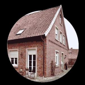 une photo ronde d'une maison en briques dans l'établissement "Elter-Emskotten", à Rheine