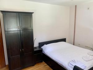 een slaapkamer met een bed en een kast bij Vila Darija Zlatar - studio apartman br. 2 in Nova Varoš