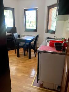 een keuken en eetkamer met een tafel en stoelen bij Vila Darija Zlatar - studio apartman br. 2 in Nova Varoš