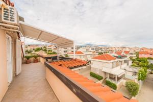 ein Balkon mit Blick auf die Stadt in der Unterkunft Ilia sea view apartment in Novalja