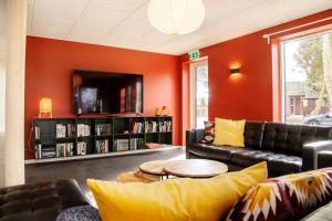 ein Wohnzimmer mit einem Sofa und einem Tisch in der Unterkunft Feriebyens Bed & Breakfast in Rødvig