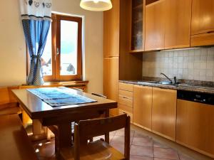 cocina con mesa de madera y fregadero en Chalet Bormino en Bormio