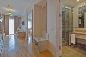 A bathroom at Mukarnas Spa & Resort Hotel