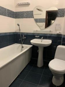 een badkamer met een wastafel, een bad en een toilet bij Квартира в новострое in Odessa