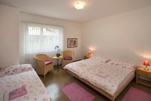 1 dormitorio con 2 camas y ventana en Hotel Al Lago, en Vogorno