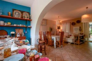 cocina y comedor con mesa y habitación con mesa en Pedra De Mari, en Pula