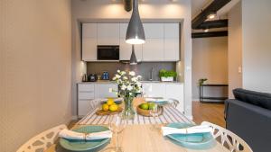 Una cocina o cocineta en hvile 119 Gdańsk - prywatne miejsce parkingowe