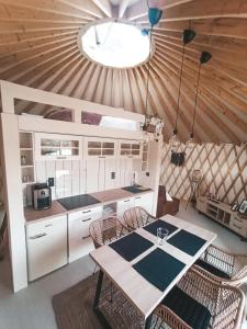 Kuchyňa alebo kuchynka v ubytovaní Jurty Glamping