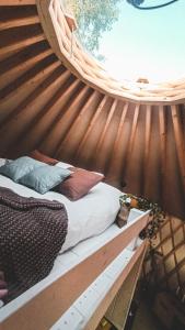 Posteľ alebo postele v izbe v ubytovaní Jurty Glamping