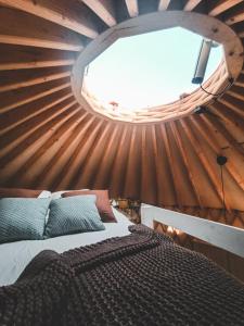 Posteľ alebo postele v izbe v ubytovaní Jurty Glamping