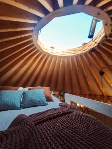 Posteľ alebo postele v izbe v ubytovaní Jurty Glamping